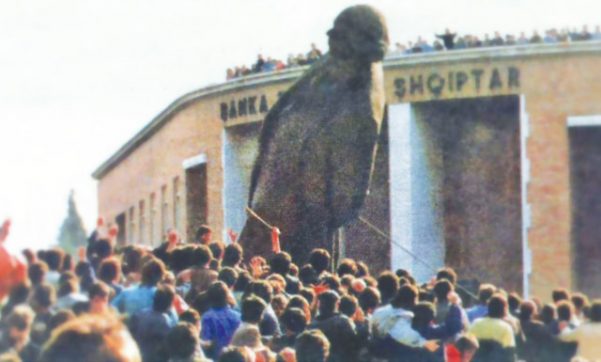 Bëhen 29 vite prej kur u rrëzua shtatorja e Enver Hoxhës