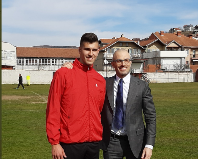 Iu përjashtuan dy prindërit nga puna pasi zgjodhi të luajë për Kosovën, ambasadori italian viziton lojtarin serb