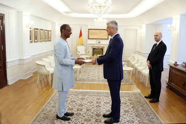 Thaçi pranon kredencialet e ambasadorit jorezident të Guineas për Kosovën