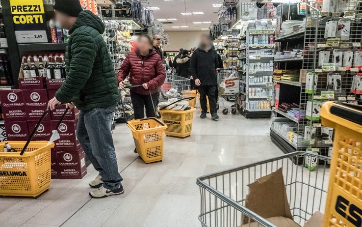 Nervozohet kryetari i Milanos: Në vend që të “plaçkisni” supermarketet, kujdesuni për të moshuarit