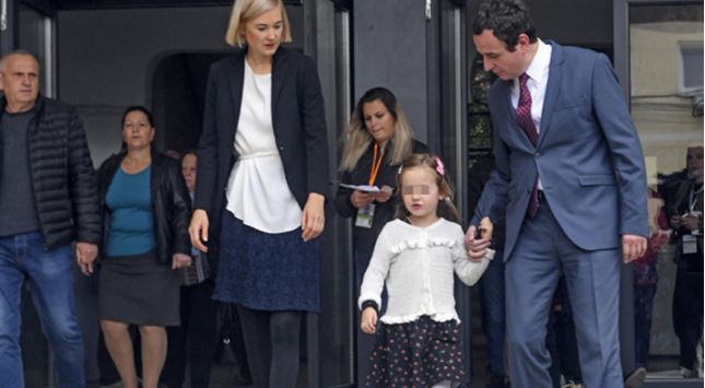 “Me gruan komunikoj në gjuhën angleze’, kush është Rita Kurti, bashkëshortja e kryeministrit të ri