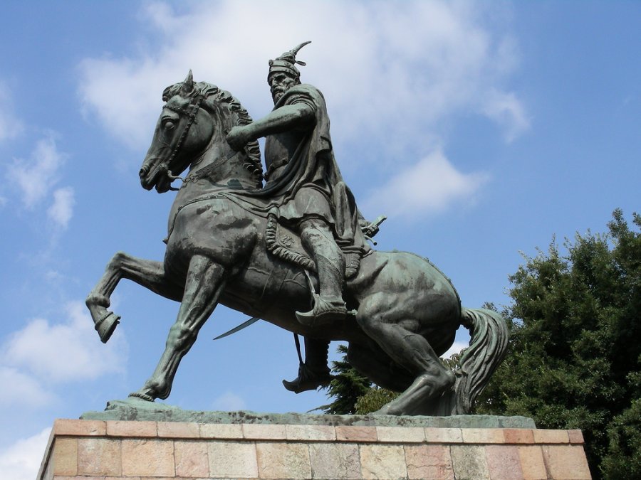 Monumenti i Skënderbeut vendoset në Prizren më 6 maj