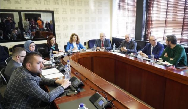Opozita e shqetësuar për koronavirusin, ftojnë në takim ministrin e Shëndetësisë