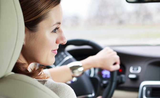 Meshkuj vëmendje: Këto janë 5 arsyet pse femrat vozisin më mirë