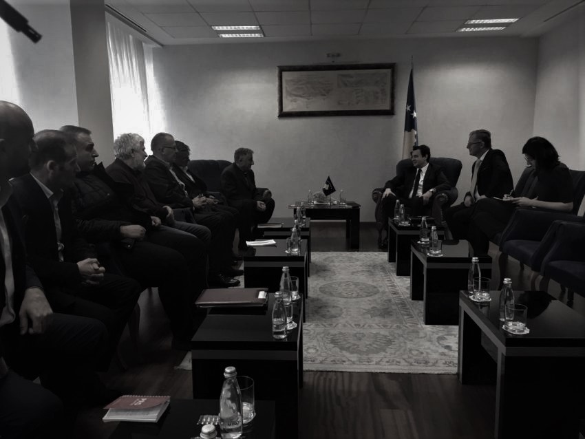 Shpërthen Lufta mes Albin Kurtit dhe Rrahman Jasharajt: Kapen në takim