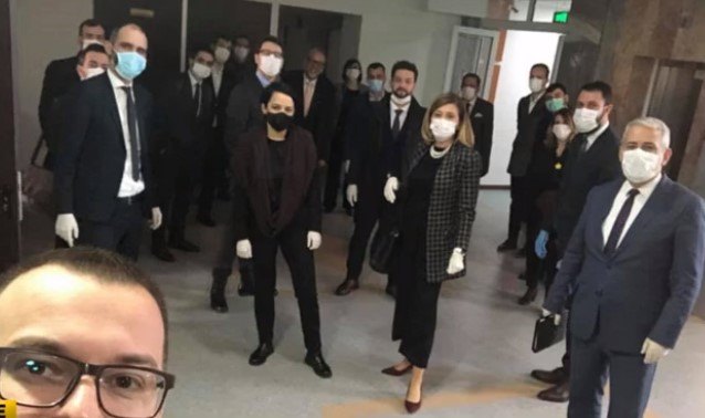 Deputetët e Self-vendosjes bëjnë ‘selfie me maska’ në prag të seancës për rrëzimin e Kurtit