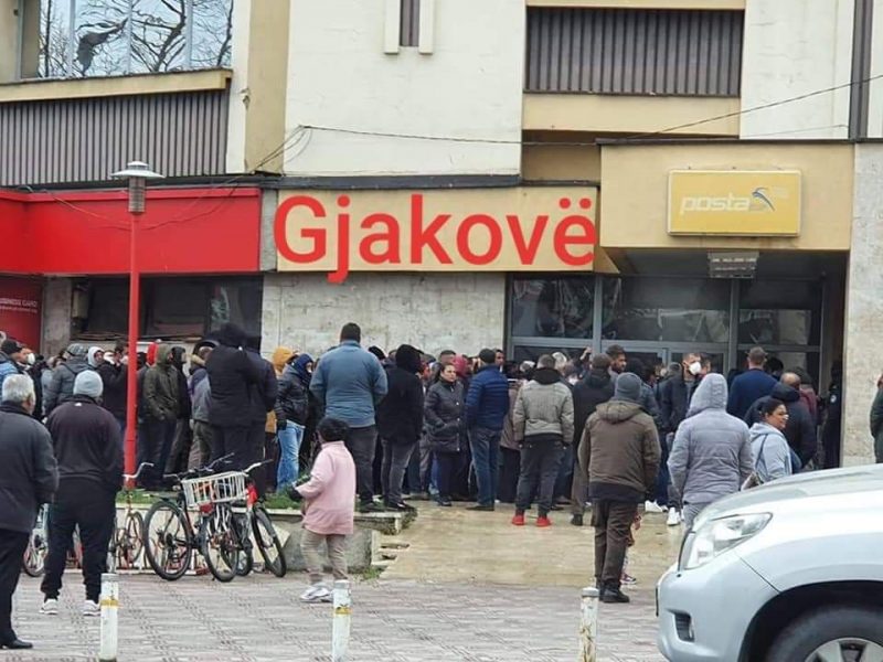 Vendimi i Qeverisë po rrezikon qytetarët e Kosovës, të gjithë janë mbledhur në turma për ta marrë socialin