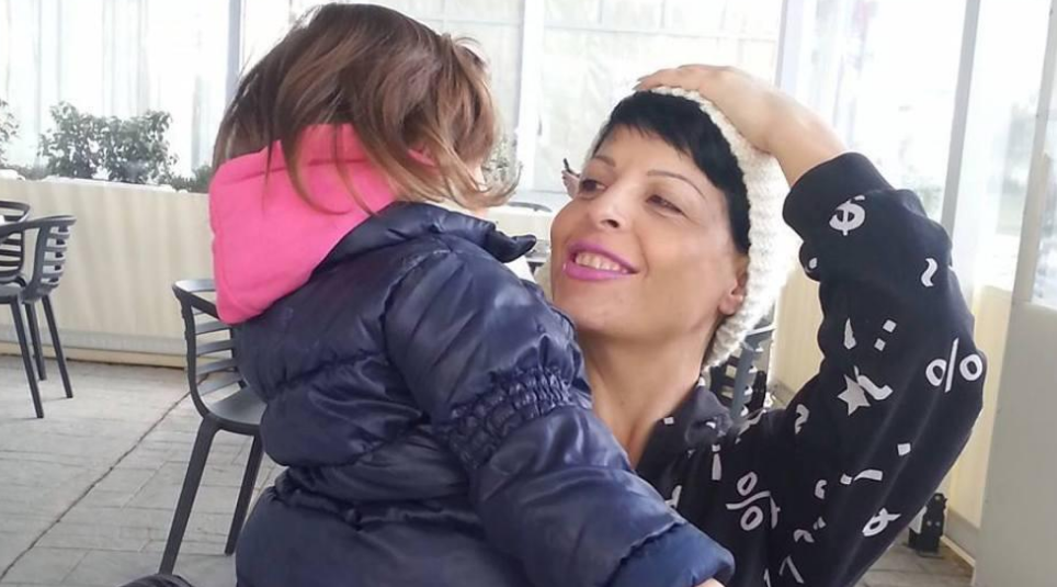 Aurela Gaçe ribashkohet me vajzat pas 14 ditësh, moment emocionues