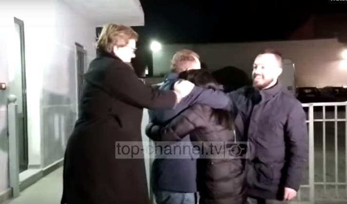 Pamje: Henri Çili del nga burgu, përqafohet me të afërmit