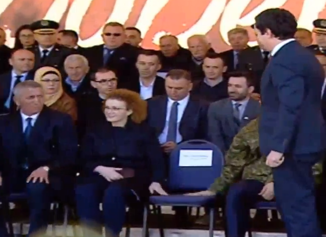 Thaçi me gjest epik ia tregon vendin Vjosa Osmanit