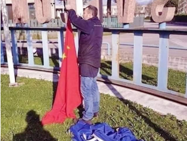 Italianët heqin flamurin e BE-së dhe e ngritin atë të Kinës pas ndihmave që marrin kundër Koronavirusit