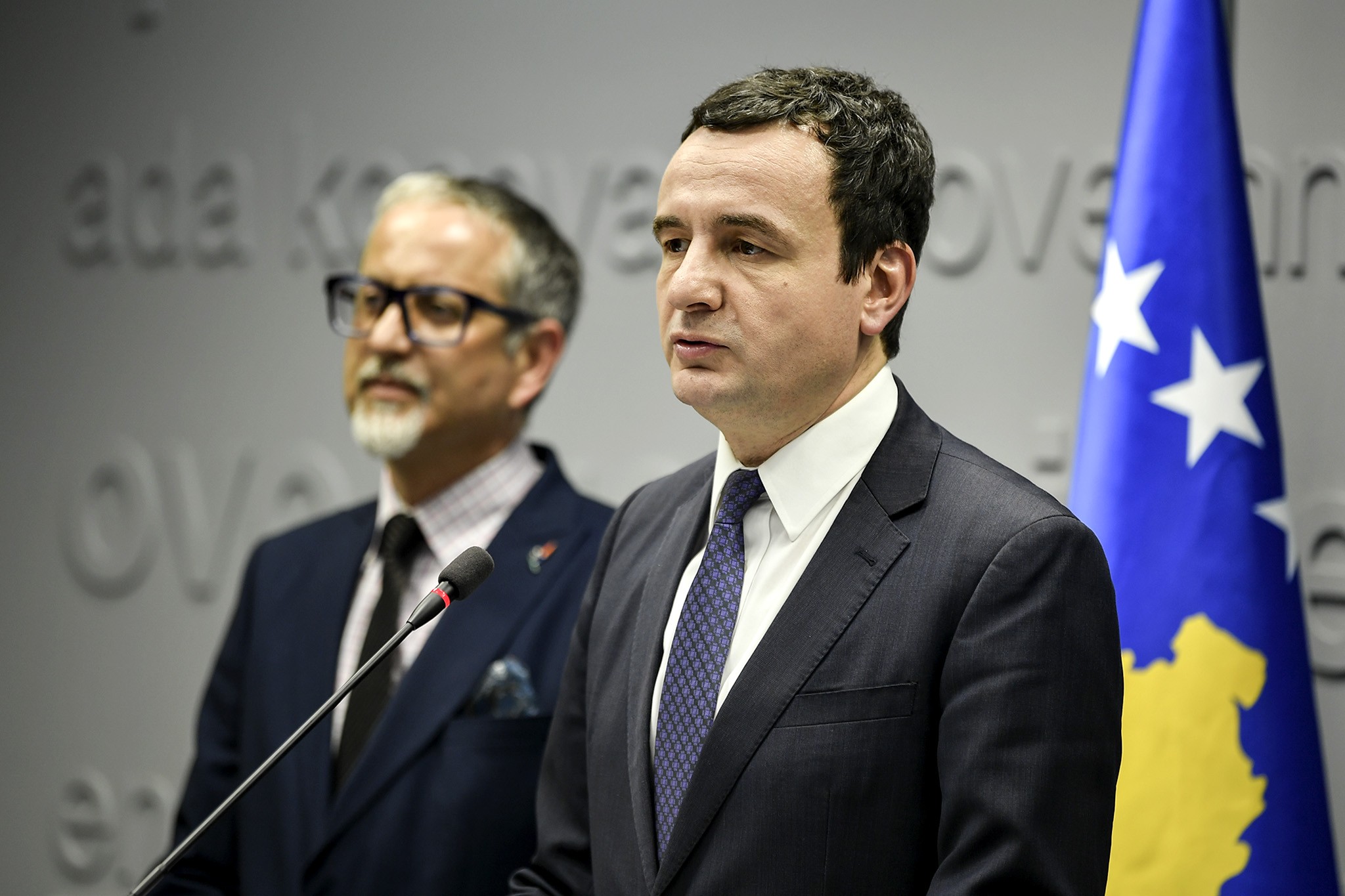 Kurti dhe Vitia heshtin përballë politikës e pandemisë