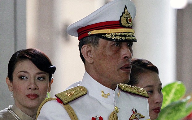 Mbreti tajlandez mbyllet në karantinë me 20 femra