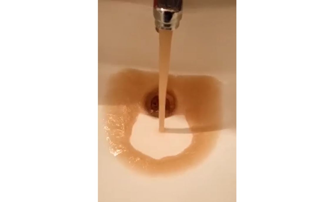 N’luftë me Koronavirusin pa ujë të pijshëm: Fshati i prekur rekomandohet të shkojë te fshatrat tjera për ujë