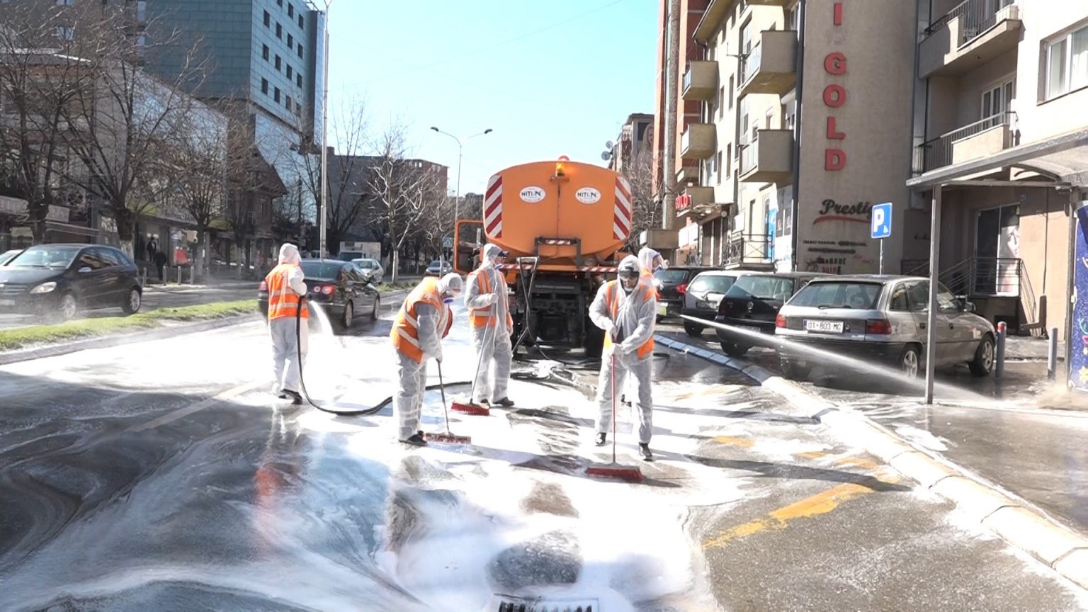 Dezinfektohen rrugët e Prishtinës