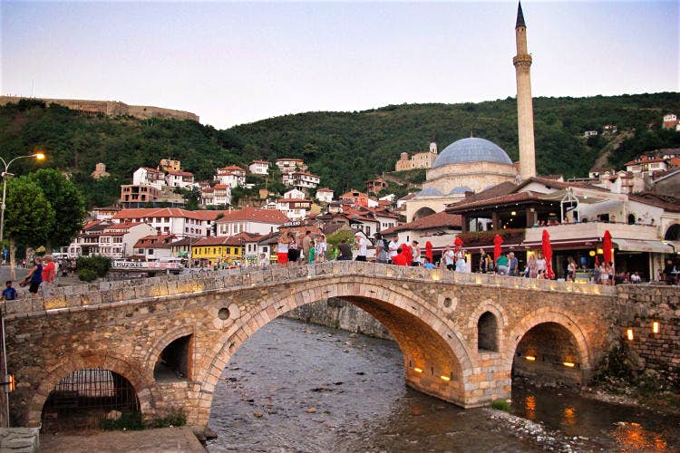AAK kërkon hetime për tenderin e ulëseve dhe shtyllave të parkut në Prizren