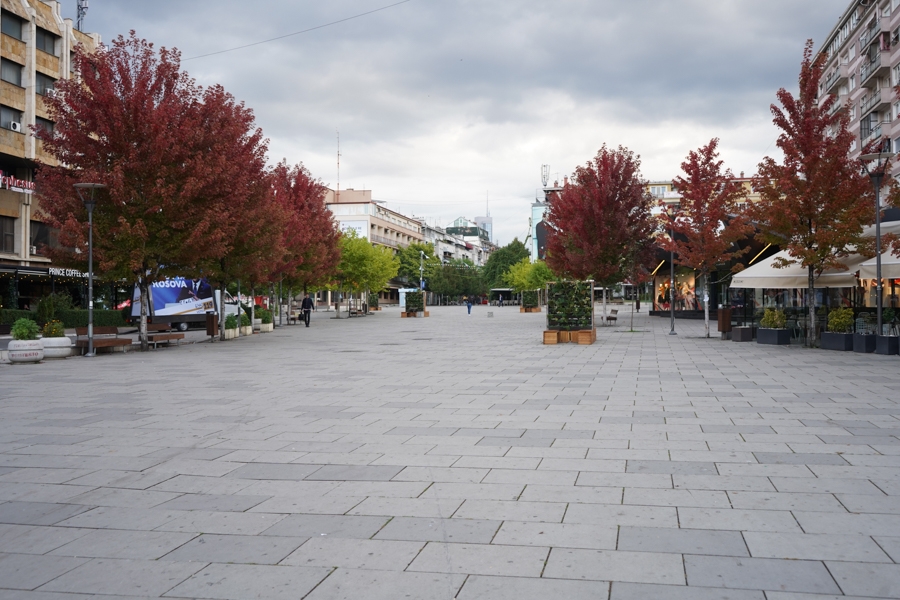 As njerëzit nuk lejohen të kalojnë në sheshin kryesor të Prishtinës