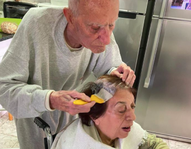 Kjo është dashuri: 92-vjeçari i lyen flokët gruas në shtëpi