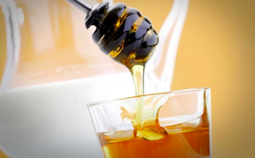 Shtatë përfitimet shëndetësore nga mjalti me qumësht