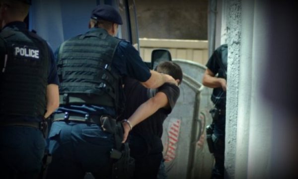 Falsifikuan një vërtetim për lëvizje të lirë, policia arreston dy persona në Pejë