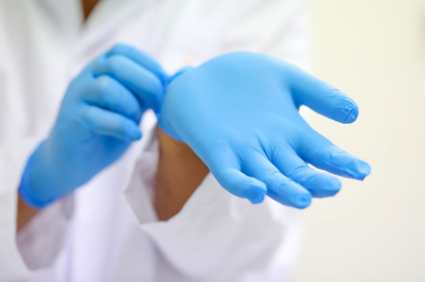 Alarmon mjeku gjerman: Përdorimi i dorëzave të gomës i rrezikshëm për shëndetin