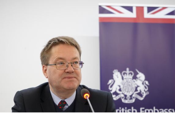 Ambasada britanike mirëpret emërimin e Lajçakut: Mbështesim një marrëveshje gjithëpërfshirëse Kosovë-Serbi