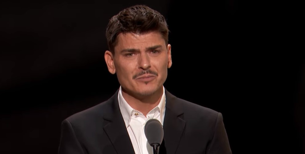 Xhaxhai i preket nga koronavirusi, grimieri shqiptar ndihmon me mjete mbrojtëse stafin mjekësor