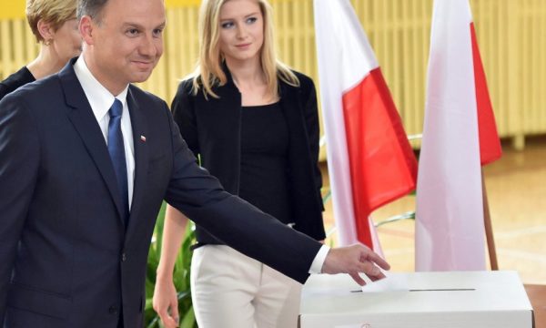 Polonia do të votojë përmes postës për presidentin e ri