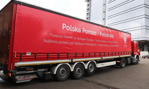 Ministria e Shëndetësisë pranon donacion maska e dezinfektues nga Polonia