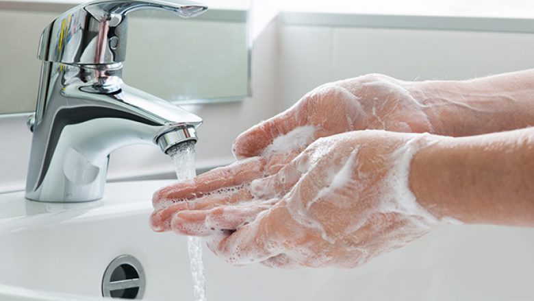Ekspertët: Pastroni duart gjashtë herë në ditë për t’i ikur koronavirusit