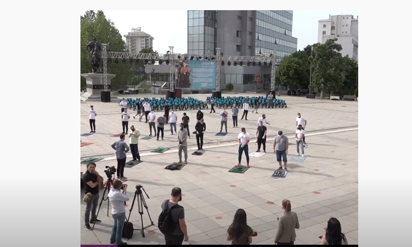 Besimtarët myslimanë falen në shesh si shenjë proteste për mos hapjen e xhamive