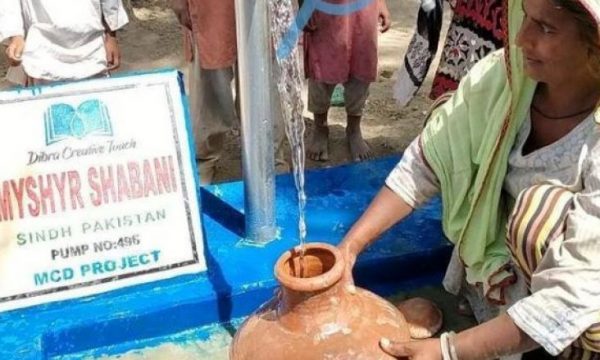 Myshyr Shabani që vdiq nga koronavirusi u siguroi familjeve të varfra pakistaneze ujë të pijshëm