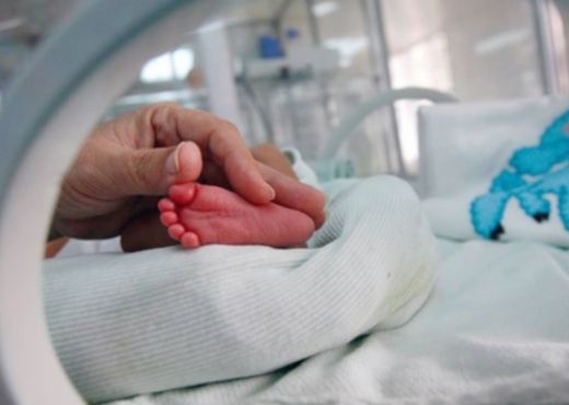 Shokuese: Një e mitur lind fëmijë në Spitalin e Prizrenit, rasti po hetohet nga policia