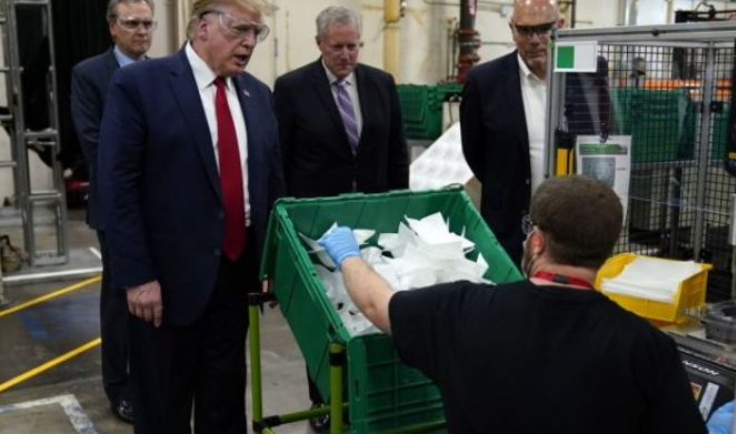 Trump refuzon të mbajë maskë, vendos vetëm syze