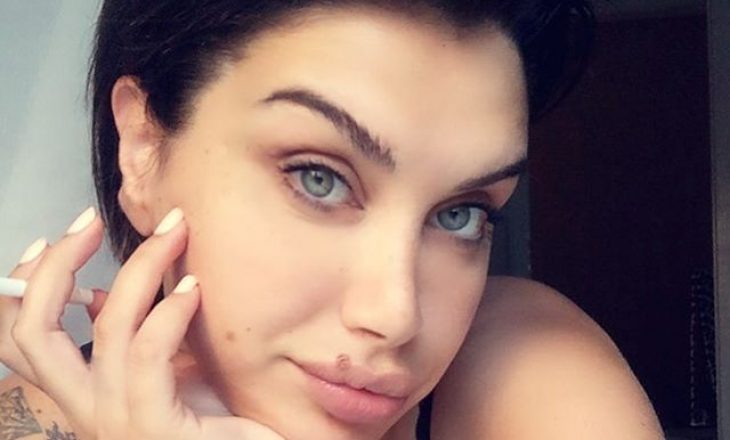 Mbuloi tatuazhin e kryqit. Çiljeta Xhilaga nuk është bërë papritur myslimane