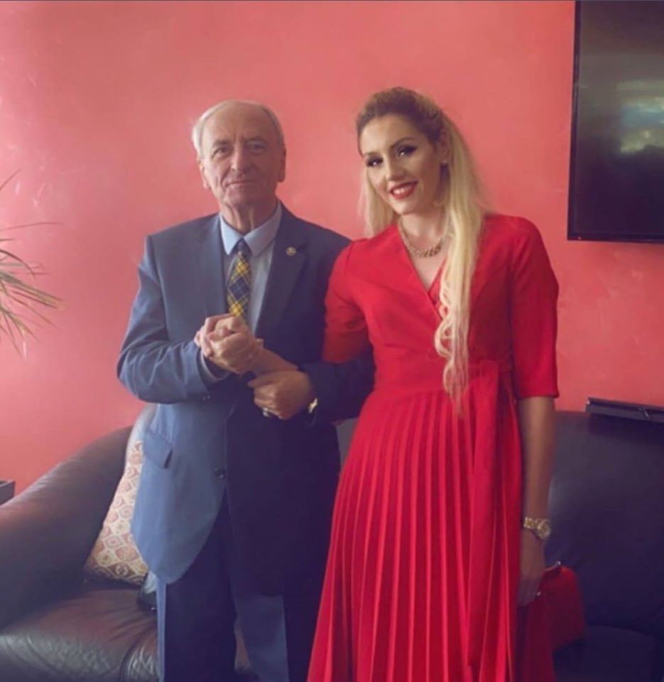 Imami që u martua me gruan 50 vjet më të re del të jetë një qejfli i madh, para,  pije muzikë e krisma  