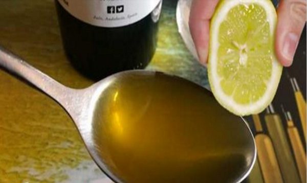 Shtrydhni një limon në vaj ulliri, ja çfarë do të ndodhë