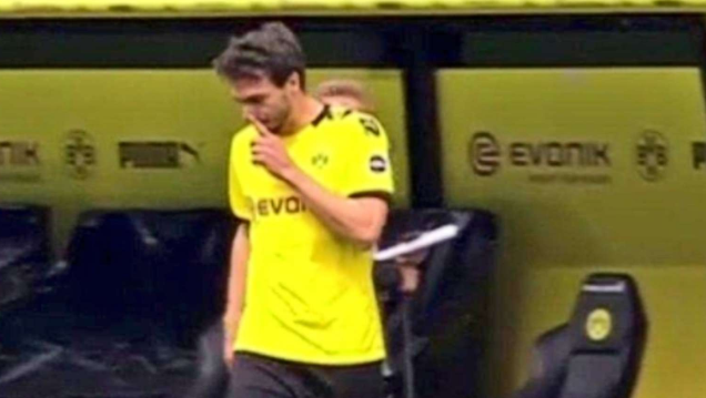 Futbollisti i Dortmund shkel rregulloren, kamera e zë duke shfryer hundët