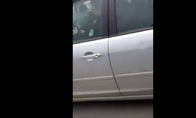 Polici i Kosovës i grahë veturës derisa përdorë telefonin e mençur (Video)