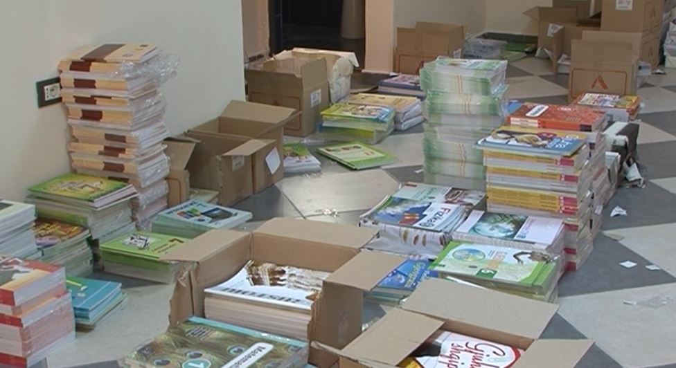 ​Nxënësit e Luginës me tekste të njëjta mësimore si bashkëmoshatarët e tyre në Tiranë