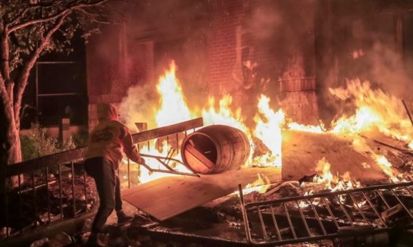 Vdekja e burrit me ngjyrë nxit trazira të mëdha në ShBA: Digjet stacioni policor, shumë ndërtesa të dëmtuara