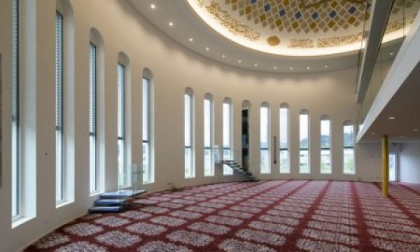 Pavarsisht masave kundër Covid- 19, xhamitë mbeten të hapura, të premten falet namazi i Kurban Bajramit