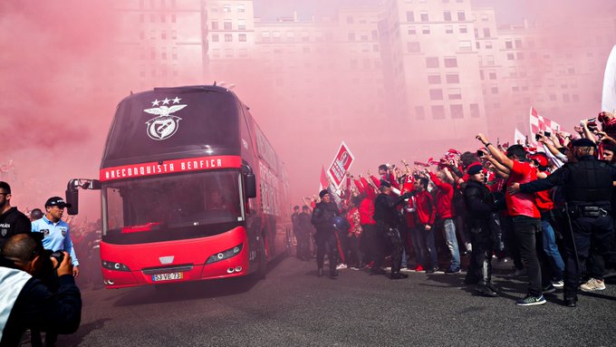Lojtarët e Benficas e pësojnë rëndë nga tifozët, autobusi i tyre goditet me gurë