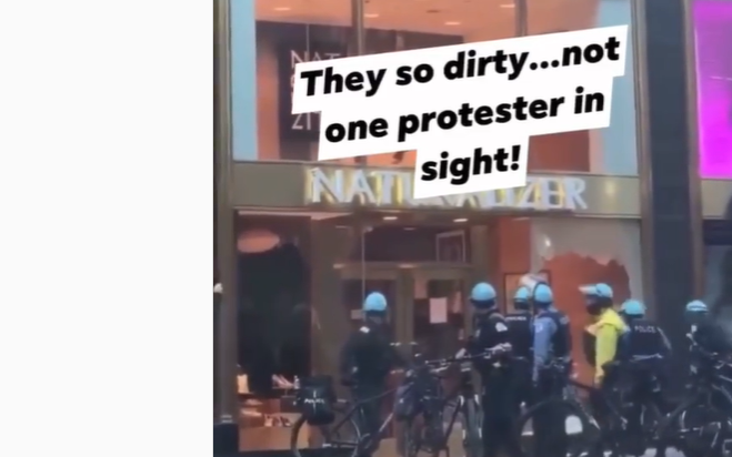 Nuk ishin protestuesit: Policia amerikane kapet duke thyer xhamat e një ndërtese (Video)