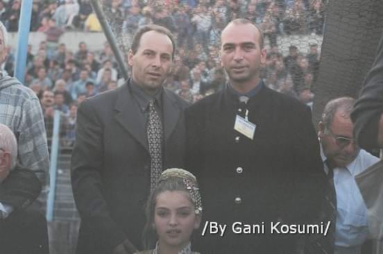 Arkiva/ Kur presidenti i FFK-së dhe ish-drejtori i Flamurtarit pozonin në stadiumin e stërmbushur më 1999