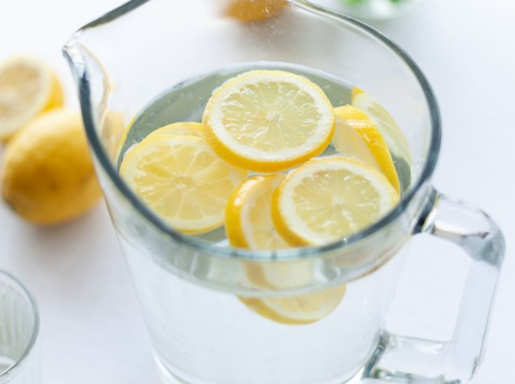 ‘Pija mrekullibërëse’, 5 arsye pse duhet të pini ujë me limon çdo ditë