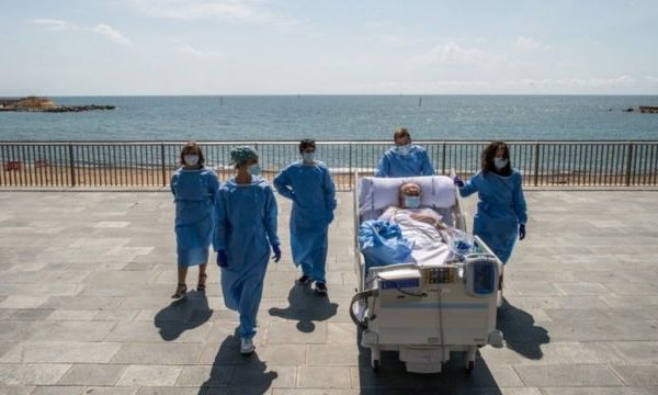 Mjekët spanjollë i qesin në plazh pacientët me koronavirus