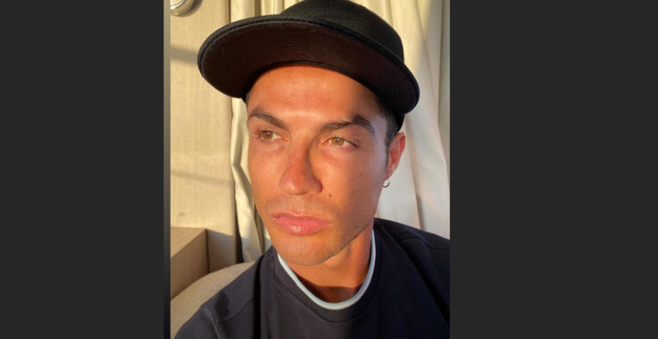 Cristiano Ronaldo në mëdyshje për ngjyrën e syve, pyet fansat ‘Të gjelber apo ngjyrë kafeje’