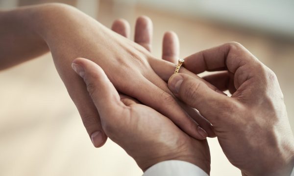 Zviceranja 69-vjeçare martohet me 34-vjeçarin nga Kosova, kërkon ta marrë në Zvicër