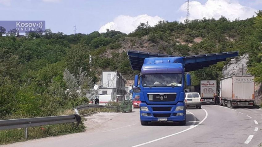 Pas heqjes së reciprocitetit kamioni i parë me targa të Serbisë futet në Kosovë
